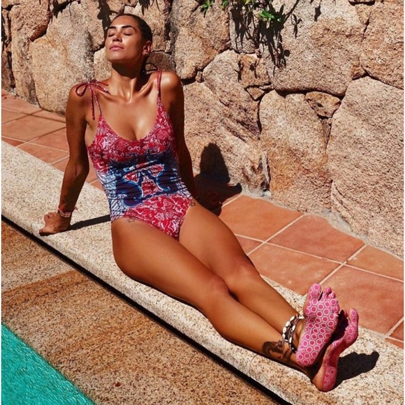 Barefoot Soles Hawaii “Hibiscus“ - Picture 1 of 5